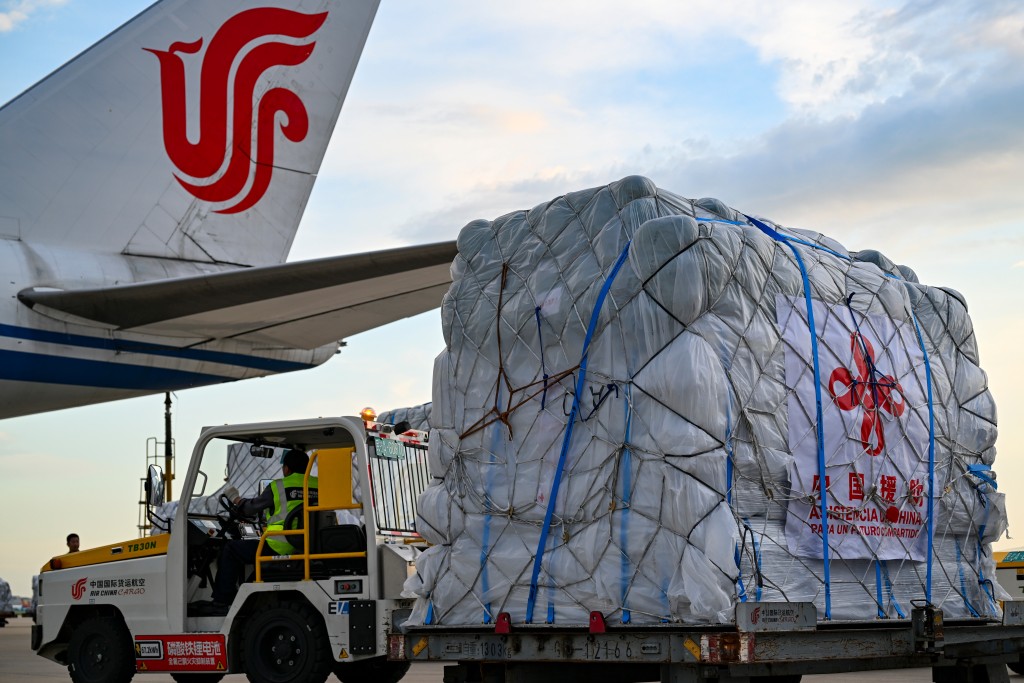 首批物资重80余吨，主要包括20台发电机、8套净水车、200个消毒机、200套太阳能照明设备、1700余件帐篷和6700余条毛毯等。新华社