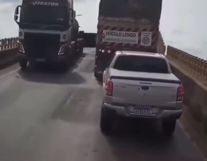 行车记录仪拍下大桥断塌的一刻。X@République 行车记录仪拍下大桥断塌的一刻。X@République