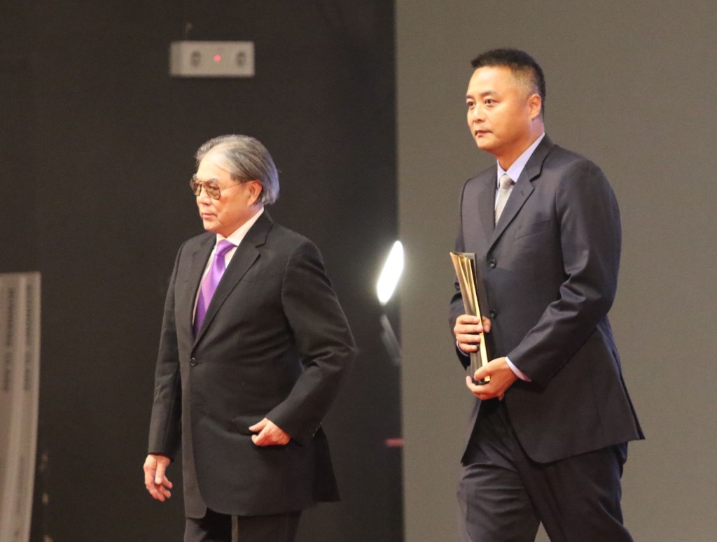 大會特意頒發2019港協暨奧委會會長嘉許獎予杜敬謙,由港泳隊總教練陳劍虹代領。王嘉豪攝