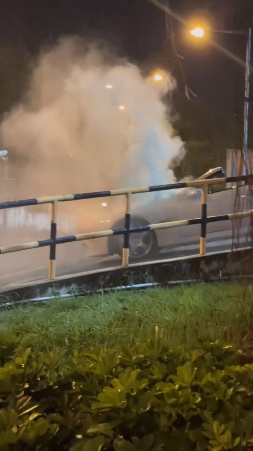 開蓬車的車頭突然起火,冒出大量濃煙。網上片段截圖 開蓬車的車頭突然起火,冒出大量濃煙。網上片段截圖