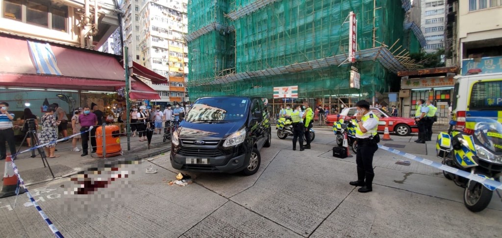 現場地面遺下大灘血跡。