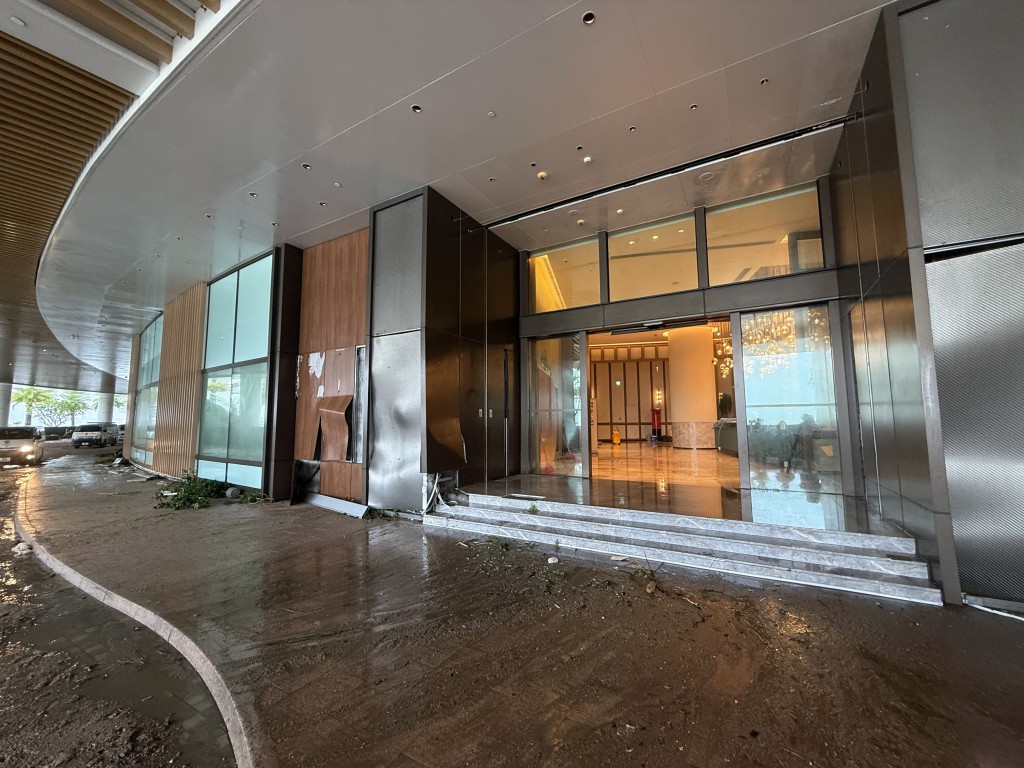 富麗敦海洋公園酒店玻璃門爆裂。