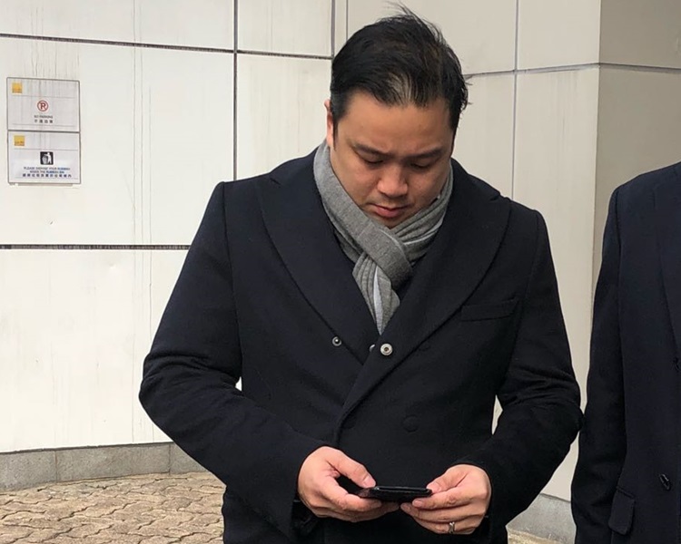 被告魏元(左)案發時為渣打中國私人銀行總裁。郭止晅攝