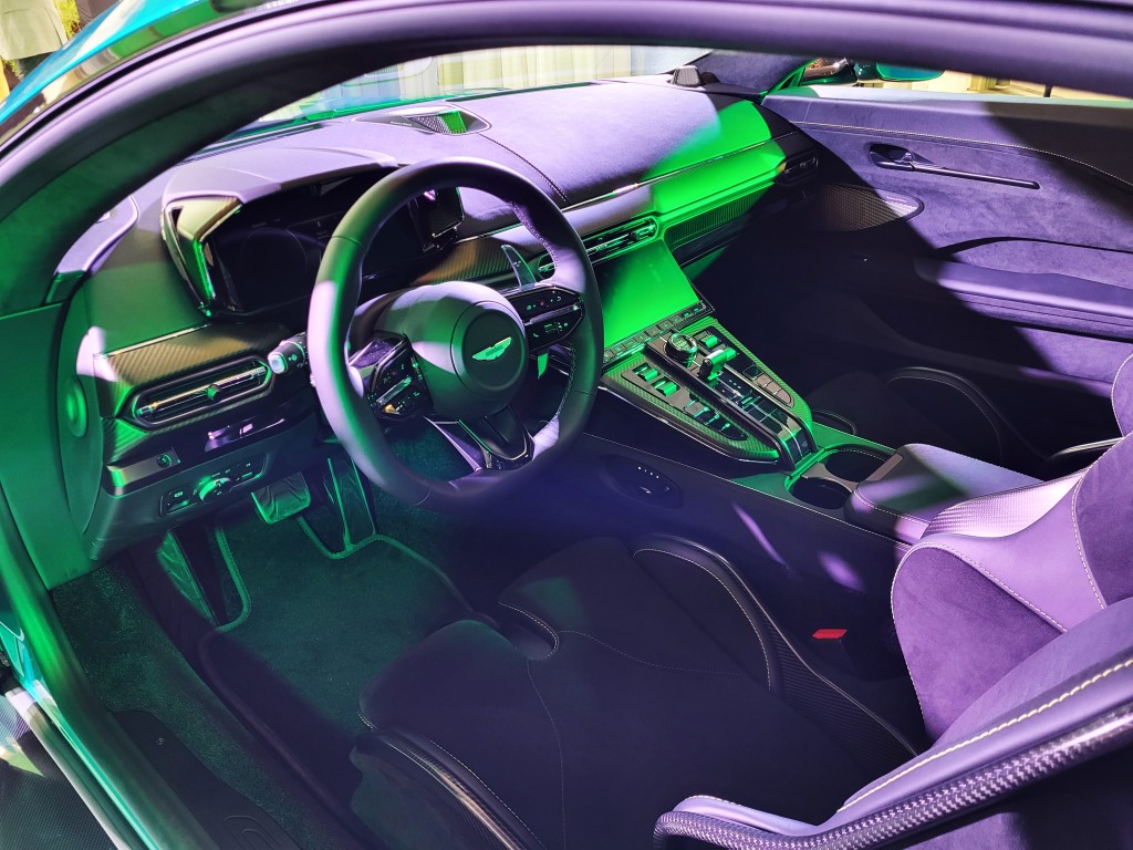 全新Aston Martin Vantage车厢引用了DB12屏幕及数码化设施。
