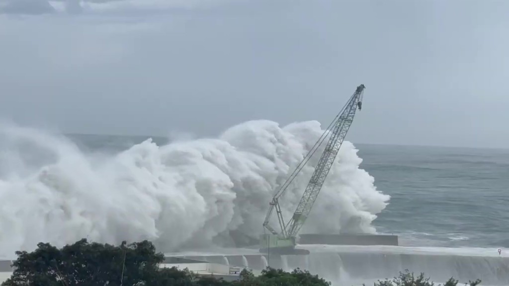 台东县富冈渔港吊车遭6米浪冲倒沉海。 threads