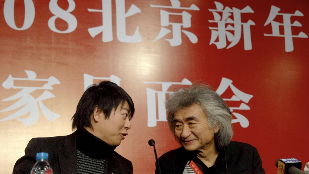 小澤征爾曾執棒2008北京新年音樂會。圖為與朗郎等表演者開記者會。 新華社