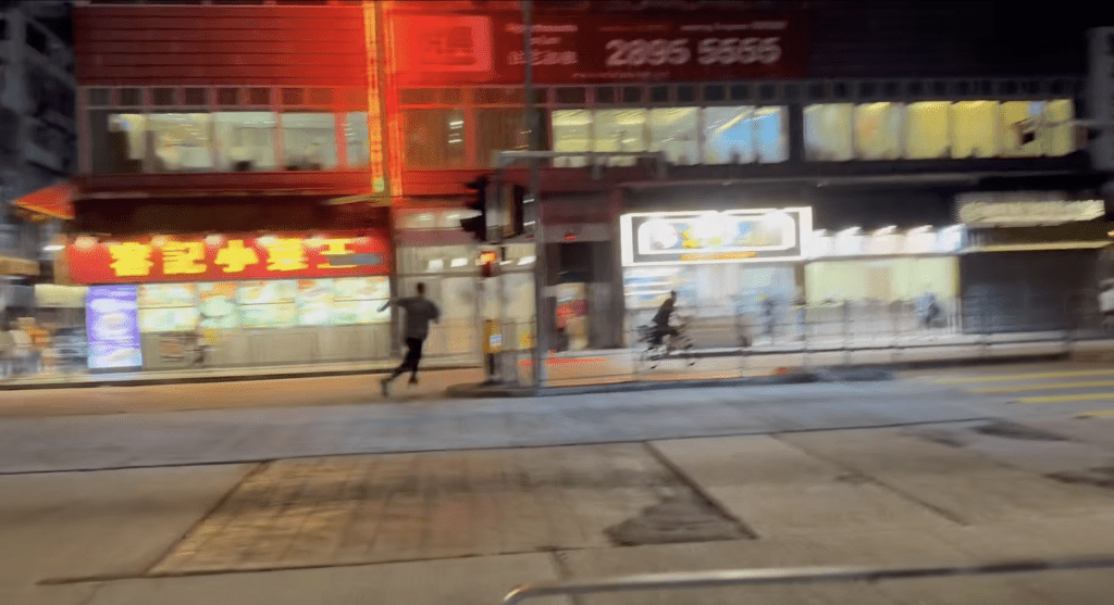 的士司機在馬路上狂奔。網上片段截圖 的士司機在馬路上狂奔。網上片段截圖