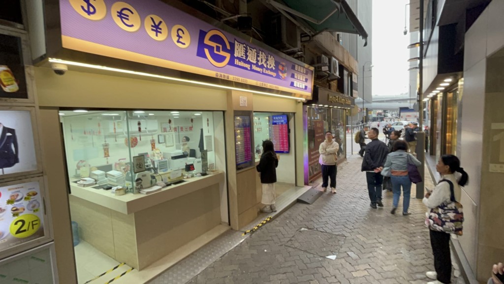 消息指遇劫是永樂街一間找換店的職員,該店事後未有回應。 消息指遇劫是永樂街一間找換店的職員,該店事後未有回應。
