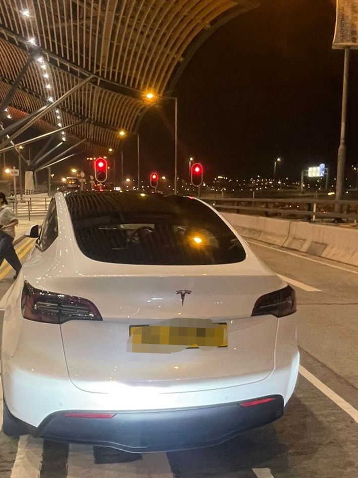 涉事兩輛私家車已被扣留調查及作進一步檢驗。警方提供