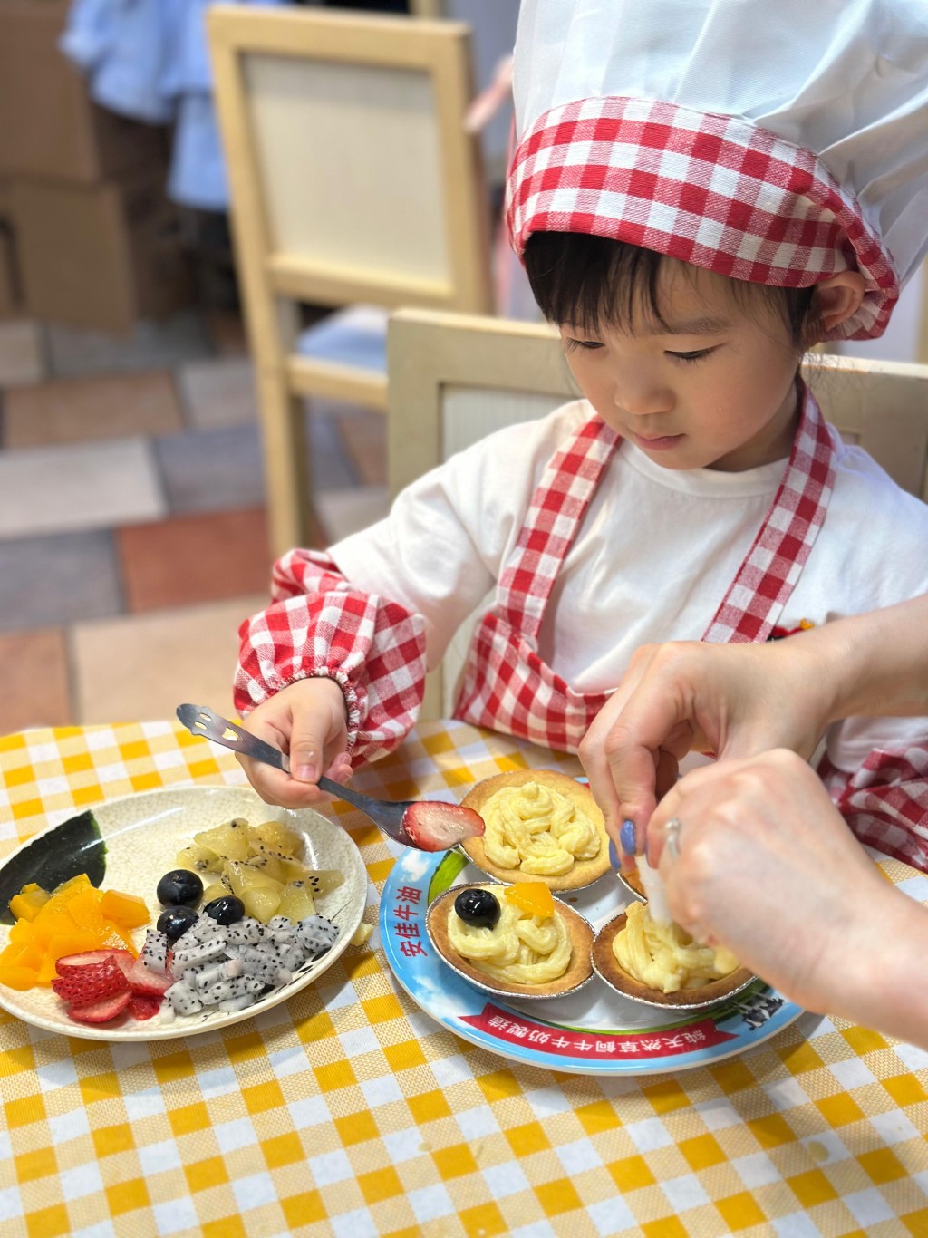 小朋友会亲手压制水果挞皮， 分批送入烤箱焗制。（图片来源：官方图片）