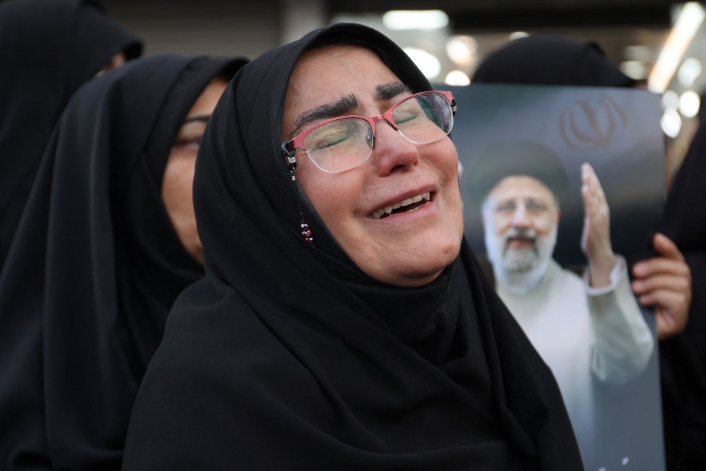 伊朗民眾傷心痛哭。路透社