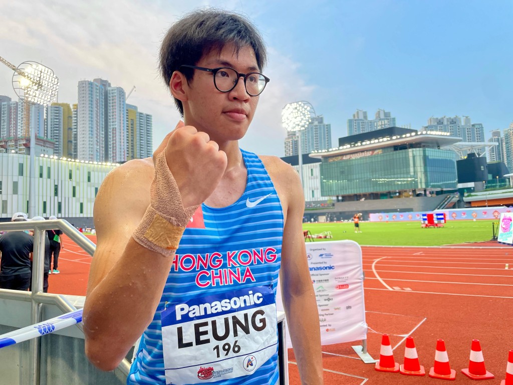 香港110米栏代表梁伟钧早上初赛破PB，但因为心急冲线失平衡“仆倒”地上，在下午的决赛要用胶布贴在受小伤的右手上。徐嘉华摄