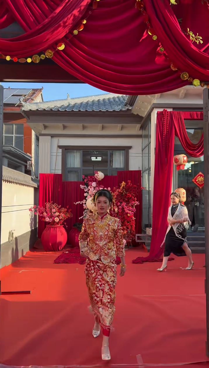 9人组成的河南“彩虹舅舅团”在网上成为焦点。