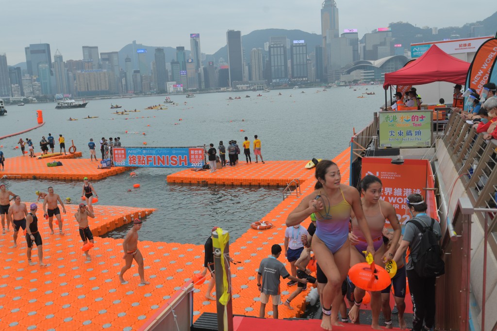 参加者完成赛事上水。