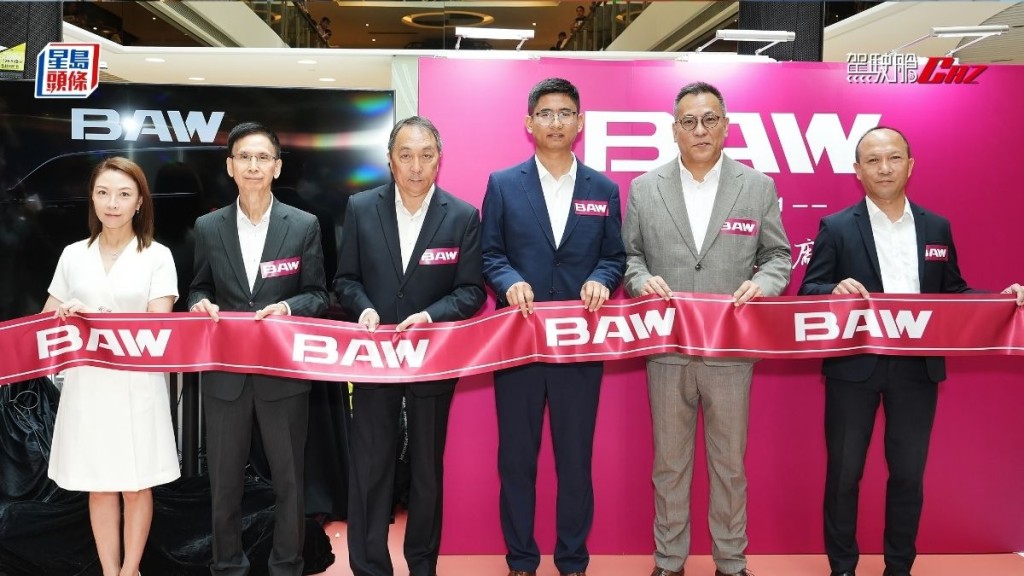 金浮汽車有限公司董事羅志賢(左3)與BAW東南亞區銷售經理翟熙鵬經理(右3)，以及多位嘉賓，為北京汽車製造廠BAW登場香港及全新M8純電動MPV發佈會主持剪綵儀式。