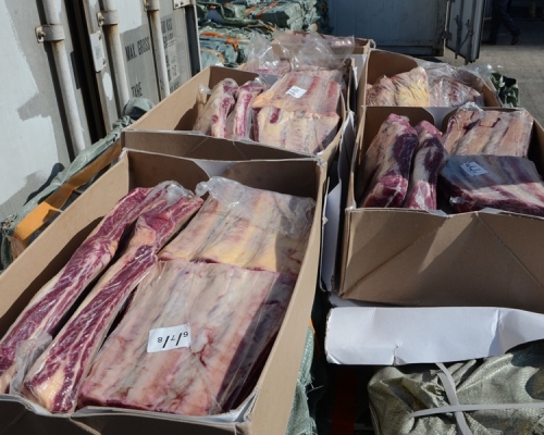 警方檢獲大批走私凍肉。歐陽偉光攝