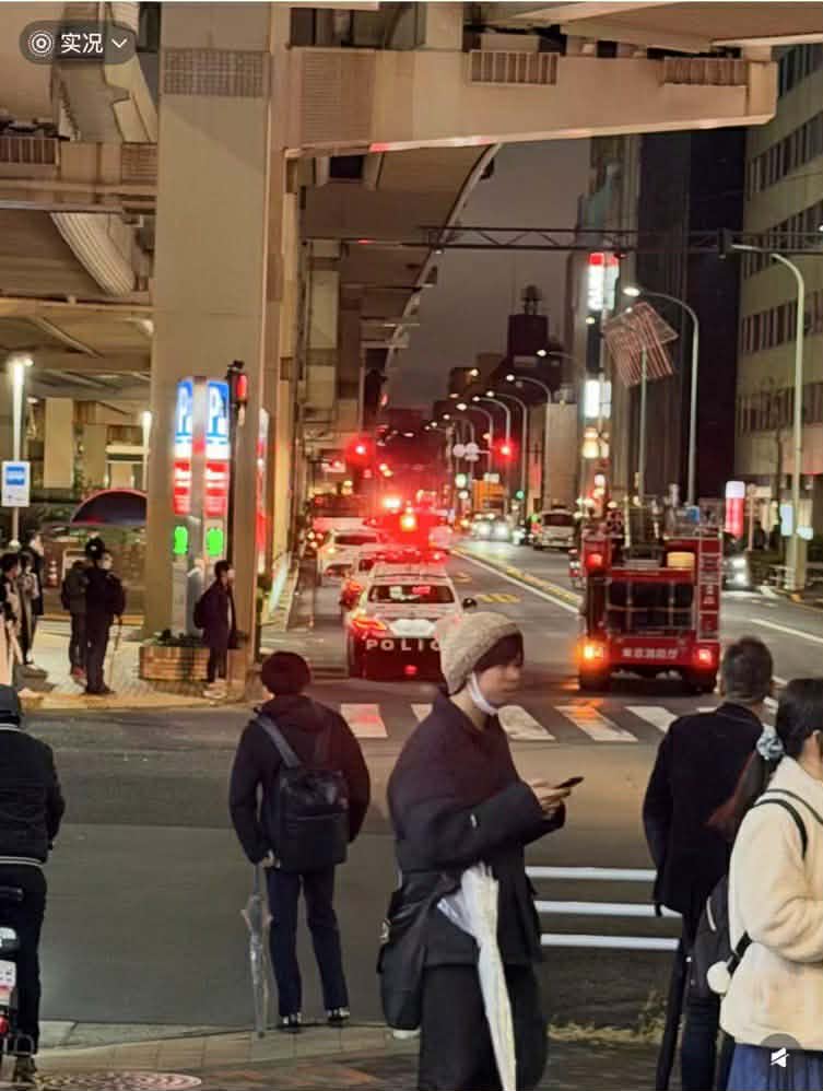 Sunshine City外大马路来了警车及消防车。 X@Pokemon_TCG_M Sunshine City外大马路来了警车及消防车。 X@Pokemon_TCG_M