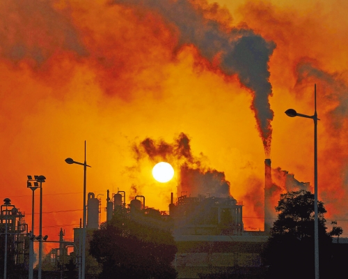 中國作為世界工廠，減排壓力大，不少企業需要購買碳額度。