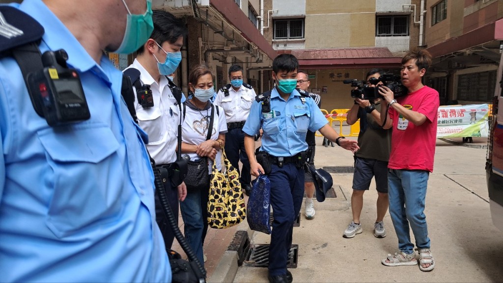 女童婆婆到場協查。林思明攝 女童婆婆到場協查。林思明攝
