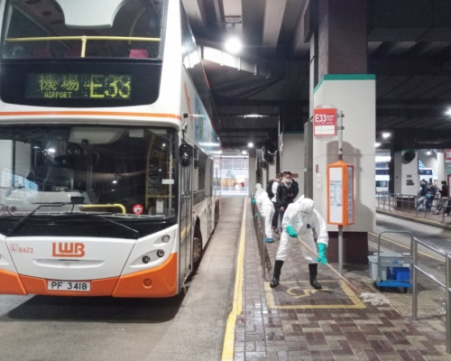 龍運於屯門市中心總站進行消毒工作。 龍運提供