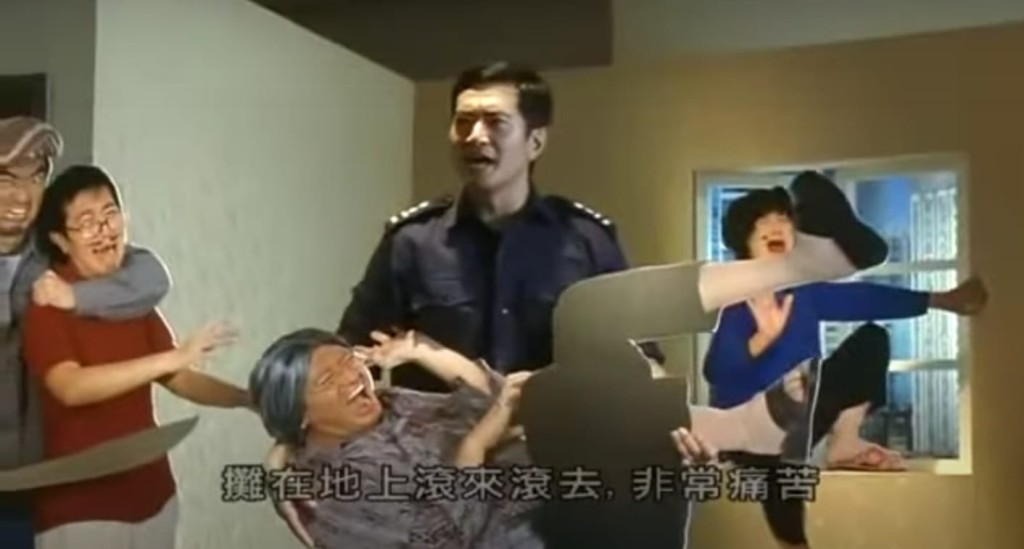 片中鄧梓峰就是用自己個樣製成人形紙板，再當成人質作教學。