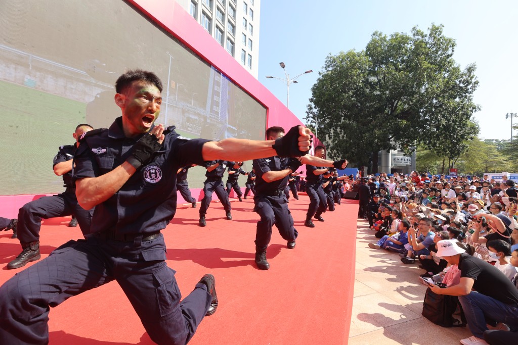 深圳特警進行拳擊表演。