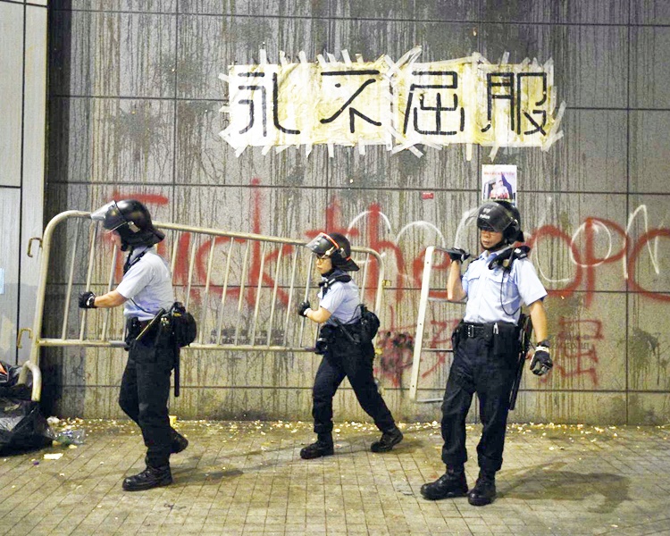 警總外滿地蛋殼,外牆還沾滿蛋液。