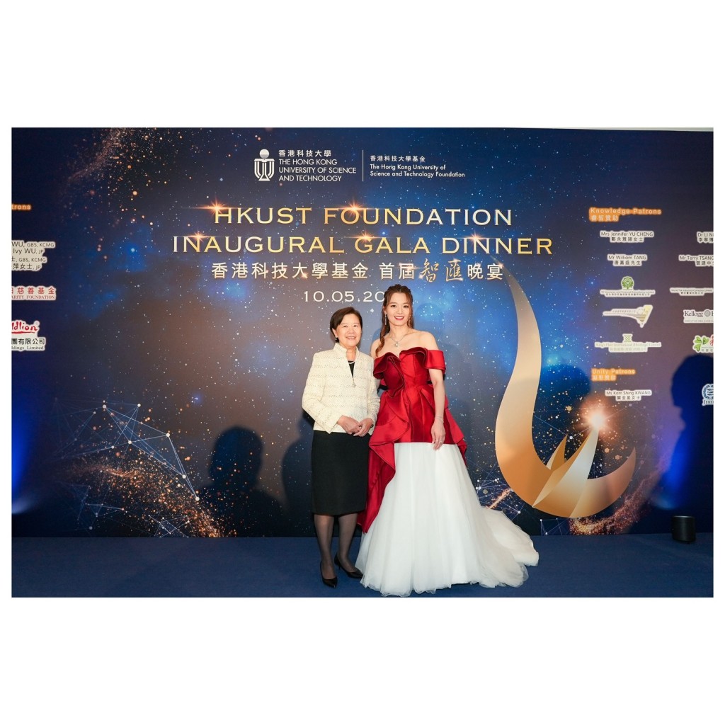 呂慧儀日前為母校香港科技大學晚宴擔任主持,她穿上紅色露肩晚裝。 呂慧儀日前為母校香港科技大學晚宴擔任主持,她穿上紅色露肩晚裝。