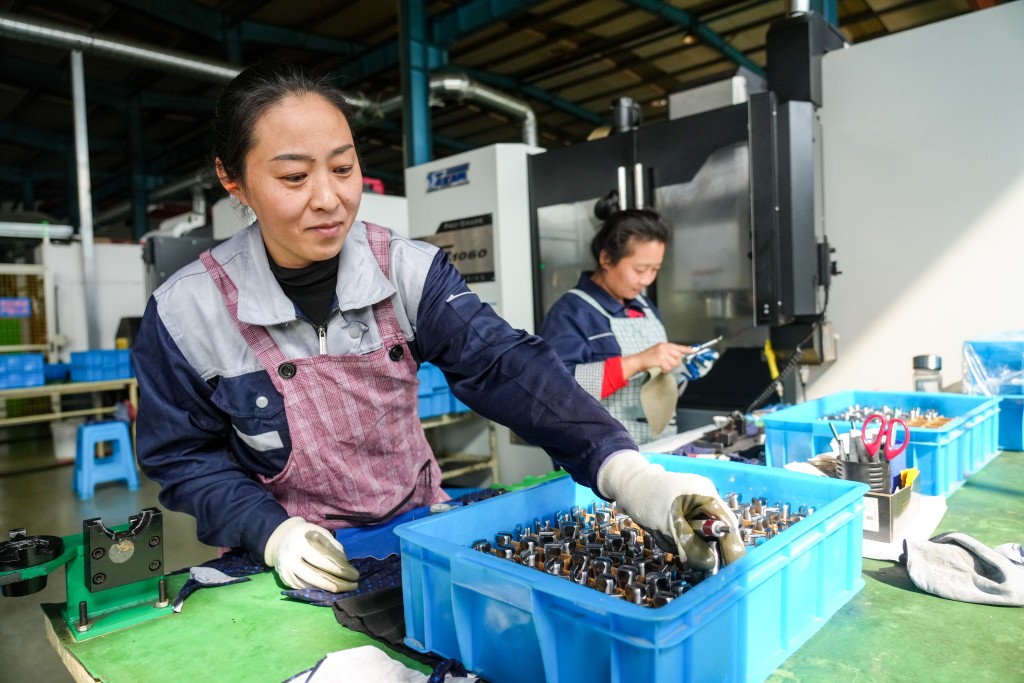 《民營經濟促進法（草案）》，要求平等對待民營經濟。圖為山東一間公司在生產機械零件。新華社