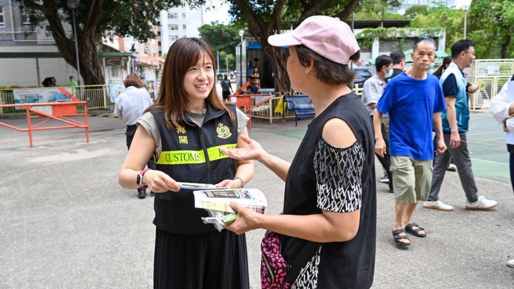 海關青衣區跨部門宣傳反私煙 向居民及商戶等講解反私煙信息。海關fb