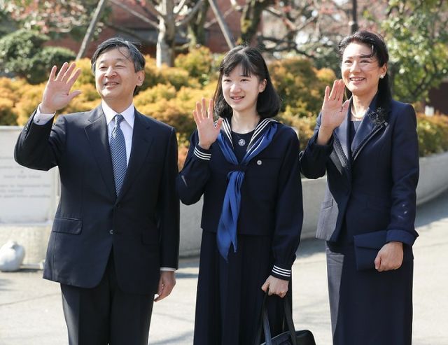 愛子公主(中)去年和皇太子德仁、雅子妃夫婦參加國中畢業典禮。