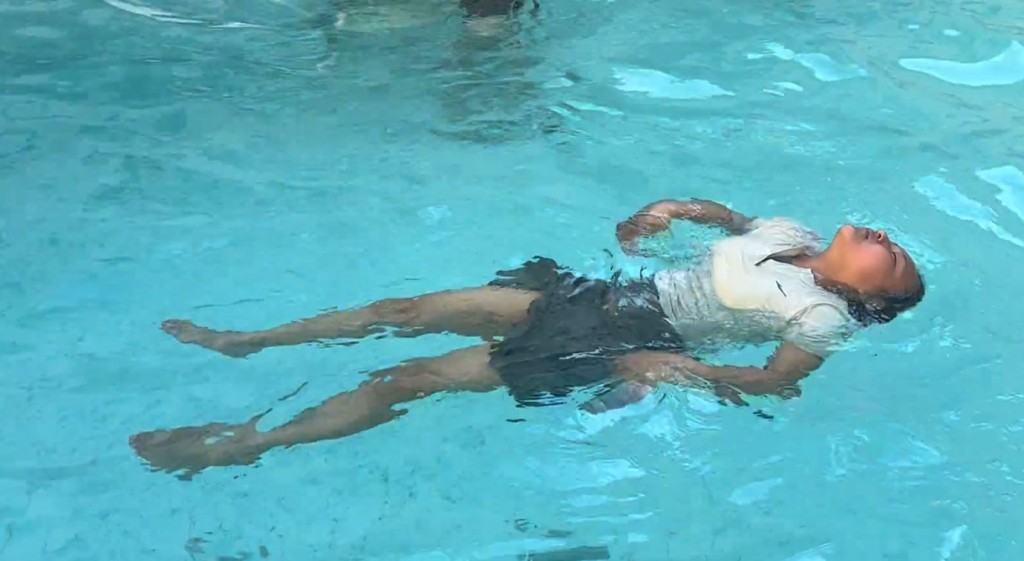 軒梓在泰國游水3日曬成「朱古力」成為網上熱話。