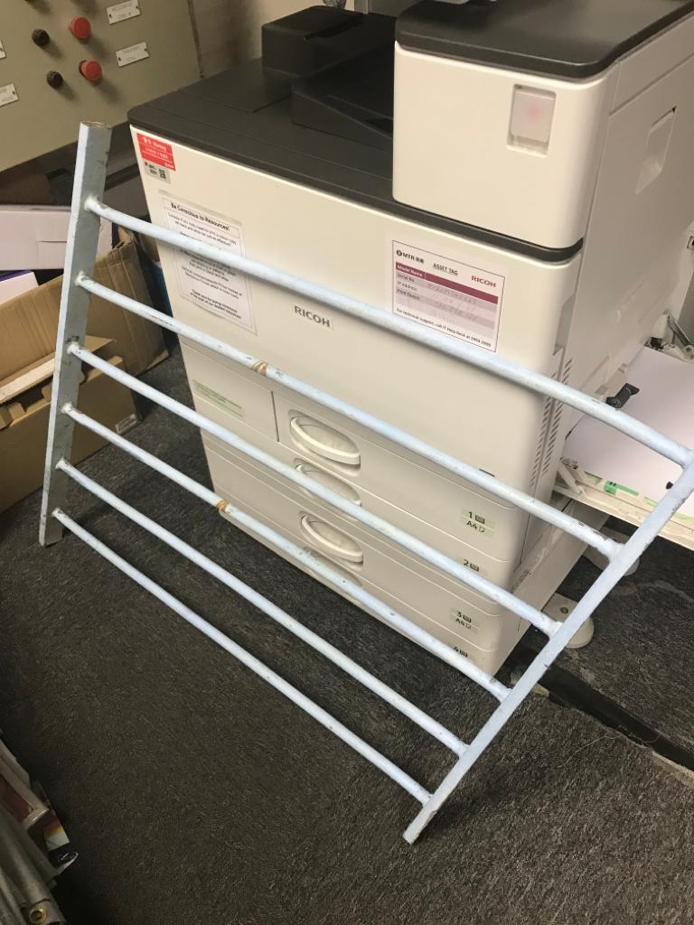 列車被投擲鐵欄。港鐵提供