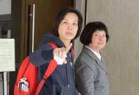 內地女子關素玲(右)，旁為其女兒。