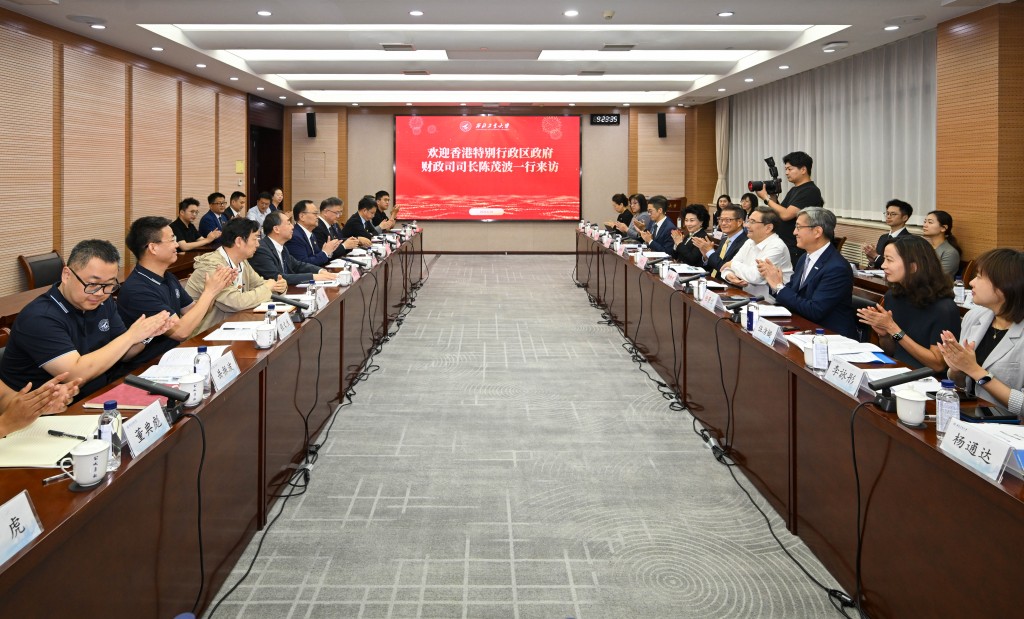 陳茂波（左五）在西北工業大學出席與企業負責人座談會。