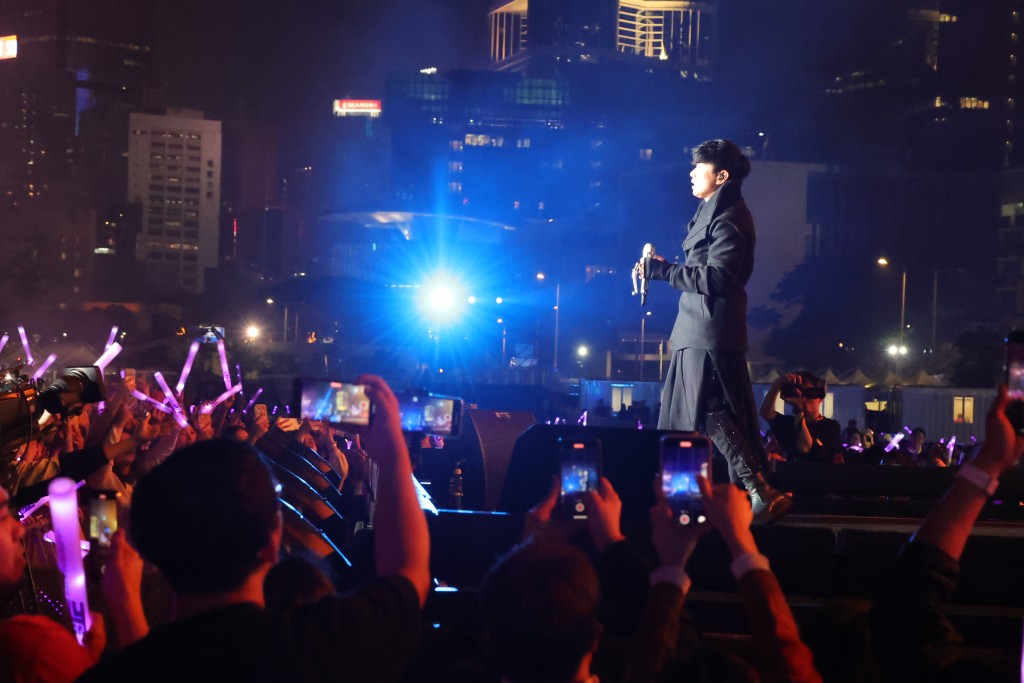 日前林俊傑演唱會，Ian 陳卓賢被指遭臨時「彈鐘」，而幾位鏡仔仍大方拍下合照並上載到社交平台表示要紀念一下。