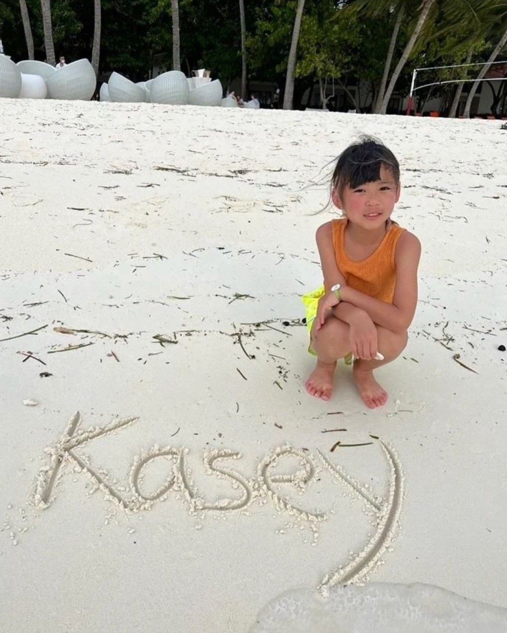 Kasey经常跟妈妈周游列国。