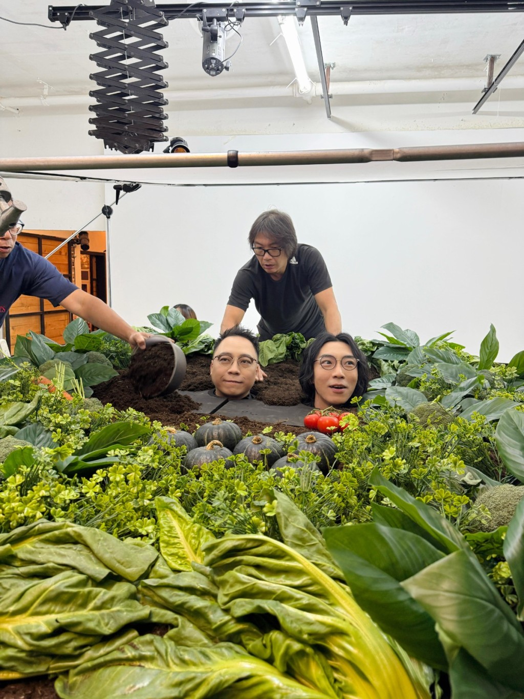 两人虽然被泥压身，但仍要保持专业笑脸。