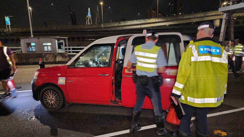 的士右邊車身及車頭嚴重損毀,逆線停在路中心。黎志偉攝 的士右邊車身及車頭嚴重損毀,逆線停在路中心。黎志偉攝
