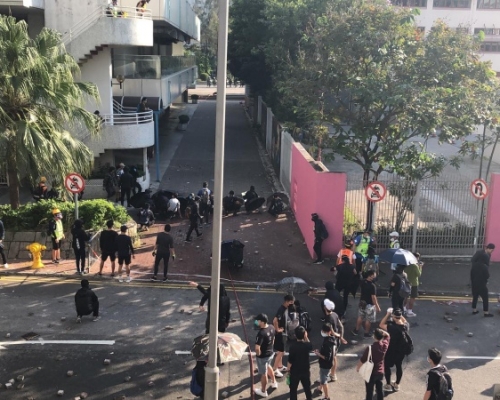 當日有示威者在大埔堵路。網圖