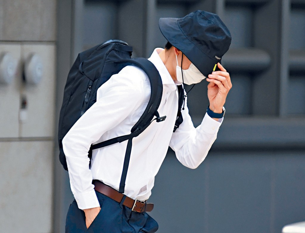 衞生督察承認交替控罪盜竊罪，被判處120小時社會服務令。