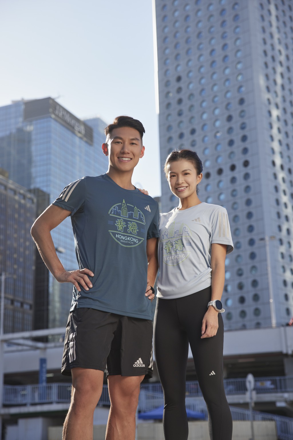 長跑運動員尹詩慧(Cici)和劉峻崚率先試穿了跑步T恤及背心。 長跑運動員尹詩慧(Cici)和劉峻崚率先試穿了跑步T恤及背心。