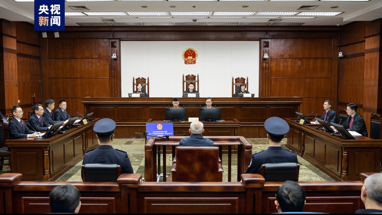 四川成都市中级人民法院今日审理纪国刚受贿案。  