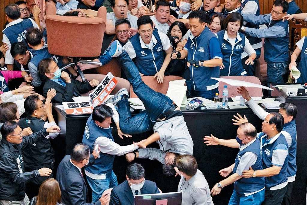 民進黨立委沈伯洋頭部落地送醫。