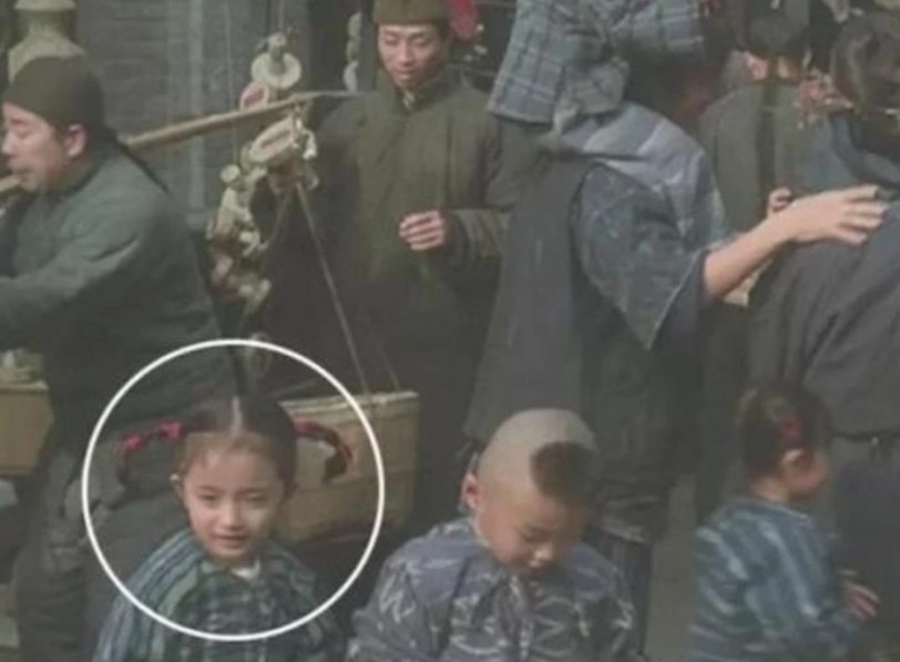杨幂（左下一）儿时拍过周星驰电影《武状元苏乞儿》。