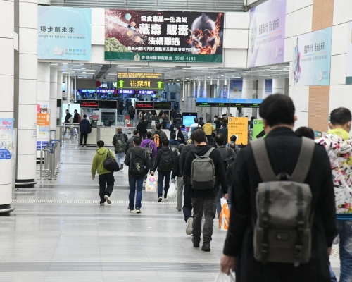 深港兩地政府安排在深圳灣口岸、福田口岸固定時段臨時開通跨境學生專用通道。資料圖片