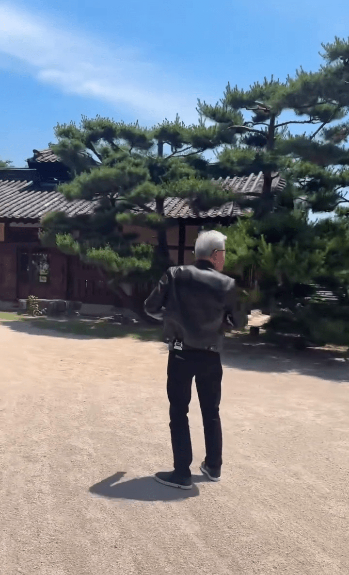 黄仁勋感受“360度环绕式摄影”大跳《Kpop 猎魔女团》神曲〈Golden〉。  IG@youquizontheblock