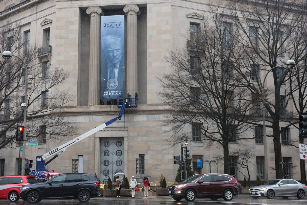 巨型肖像位於司法部大樓正門上方外牆。路透社