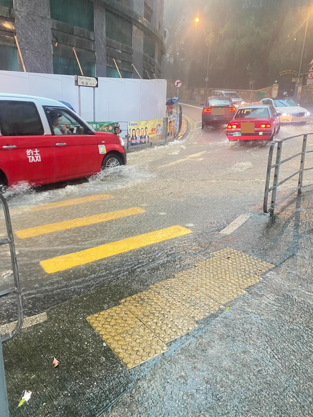 網民：又黑雨，屋企樓下變成噴水池。資料來源：inspiration_corners ＠Threads