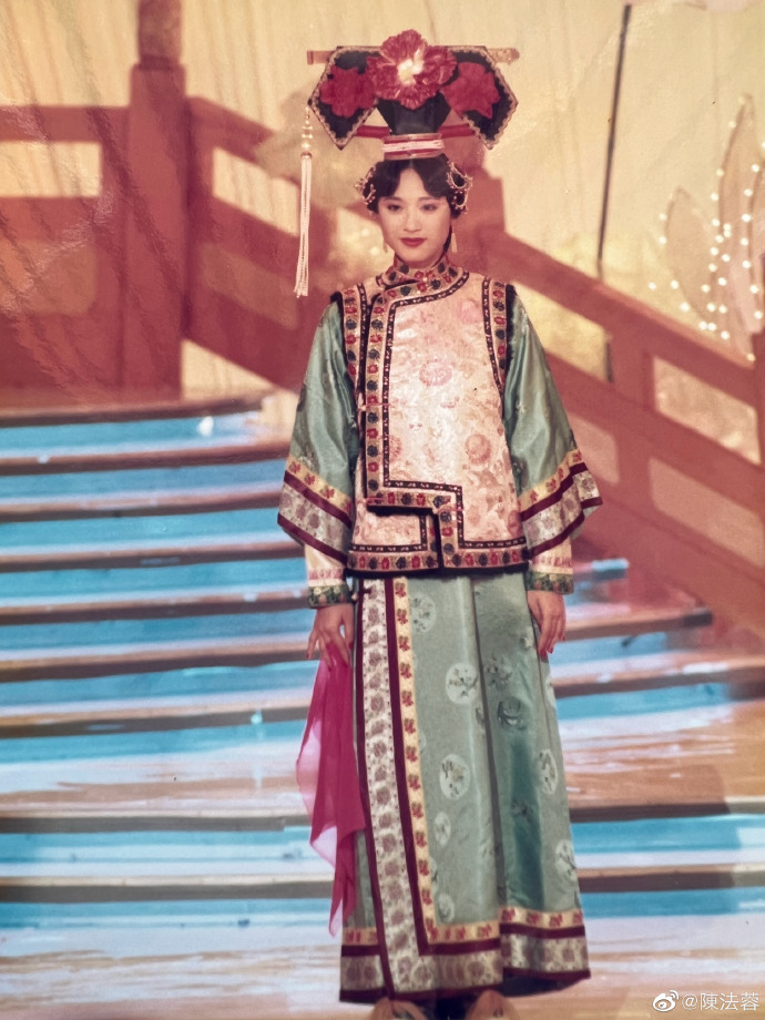 陈法蓉的清朝古装扮相也很有古典美。